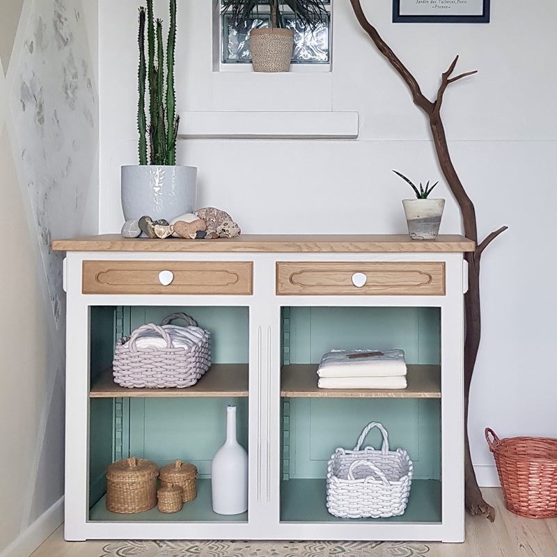 Buffet blanc et bois : Décoration bohème et rangement Buffet blanc et bois avec étagères vert menthe, paniers tressés et cactus. Décoration intérieure bohème chic.