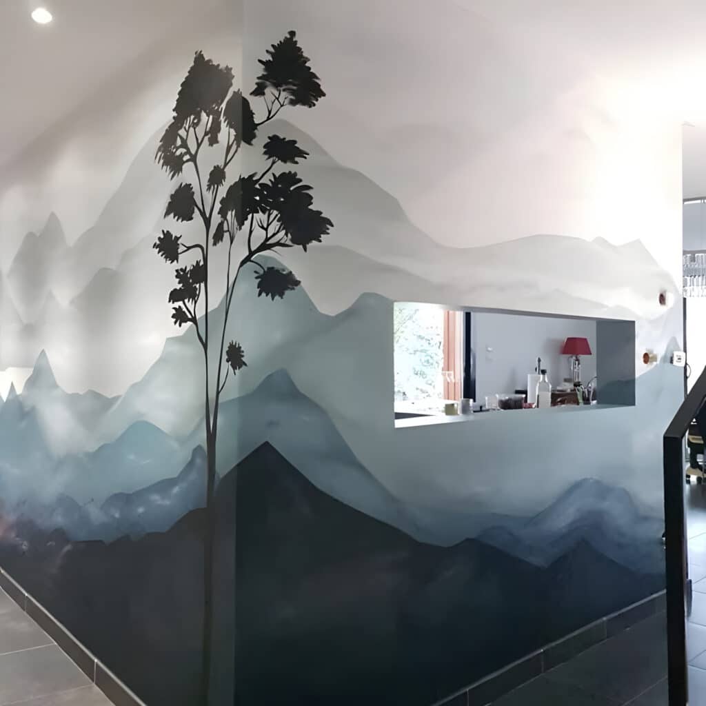 Fresque Murale Montagnes : Design Moderne et Apaisant Fresque murale de montagnes brumeuses avec une silhouette d'arbre noire, style moderne et apaisant sur un mur d'angle.