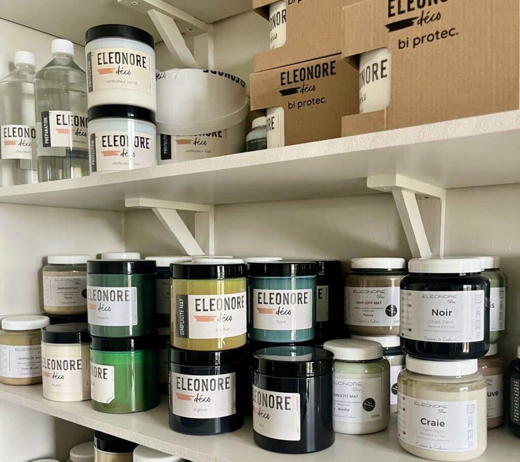 Peinture Eleonore Déco : Chalk Paint et Vernis Décoratif Peintures et vernis Eleonore Déco sur étagères, pots de Chalk Paint Noir et Craie pour décoration intérieure.