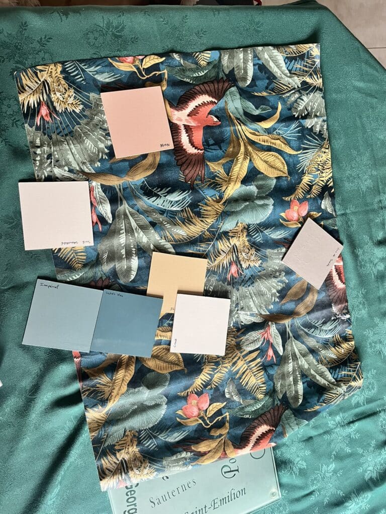 Échantillons de peinture sur un tissu à motif jungle tropical avec oiseaux et feuilles pour décoration intérieure.