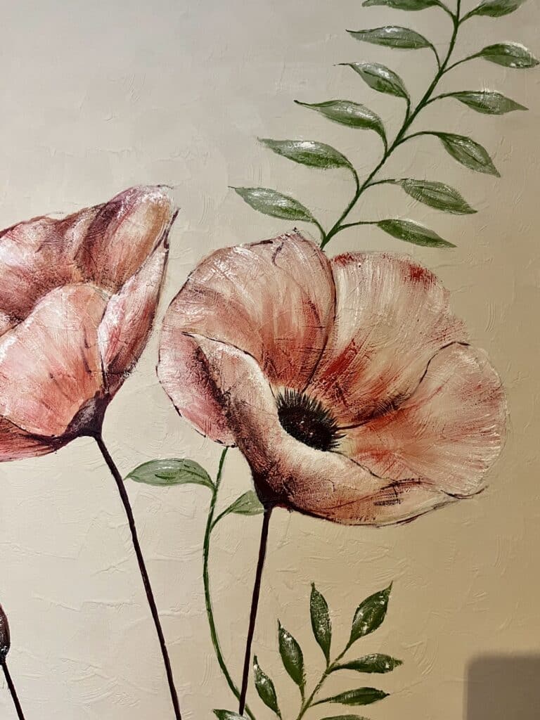 Peinture texturée de coquelicots roses et feuilles vertes sur fond beige.