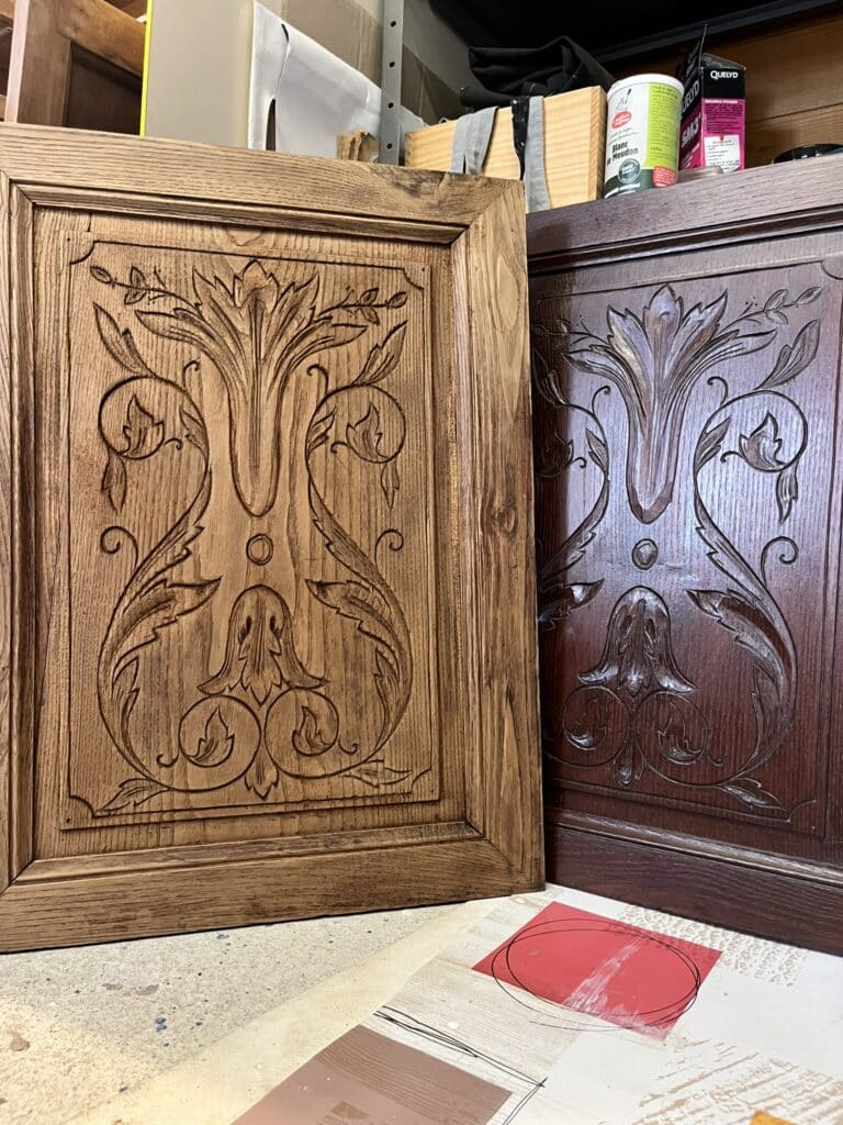 Panneaux en bois sculptés main, motifs d'acanthe, finitions chêne clair et foncé.